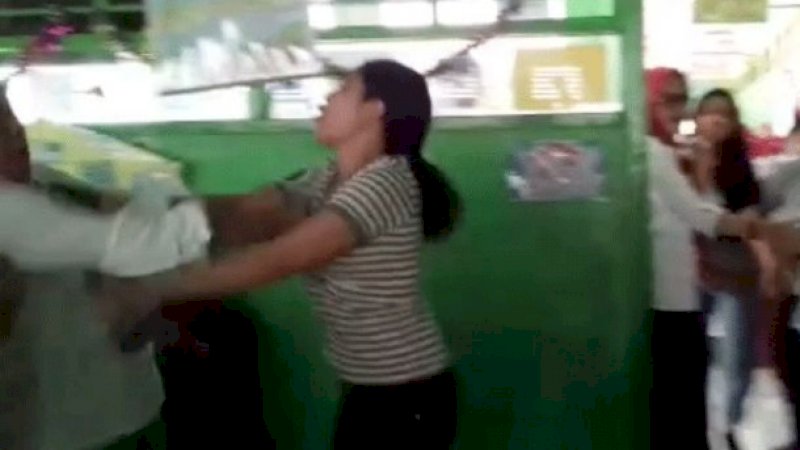 Istri Anggota DPRD Pukul Guru, Pengantar Pizza Intip Wanita 'Indehoi'