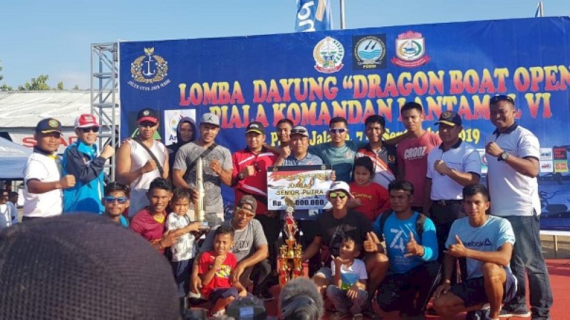 Tim dayung Gowa juara lomba dragon boat Piala Danlantamal VI.