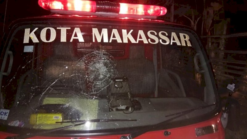 Kaca mobil damkar yang dirusak warga malam tadi.