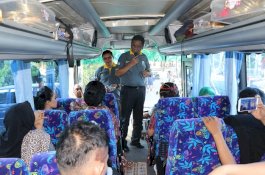 Barru Utus 28 Peserta ke Festival Keraton Nusantara di Palopo, Bupati Lepas dari Dalam Bus
