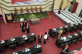 Anggota DPRD Makassar Disambut Karangan Bunga dan Gedung Bocor