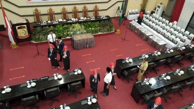 Kondisi terkini ruang rapat paripurna tempat pelantikan anggota DPRD Makassar periode 2019-2024.