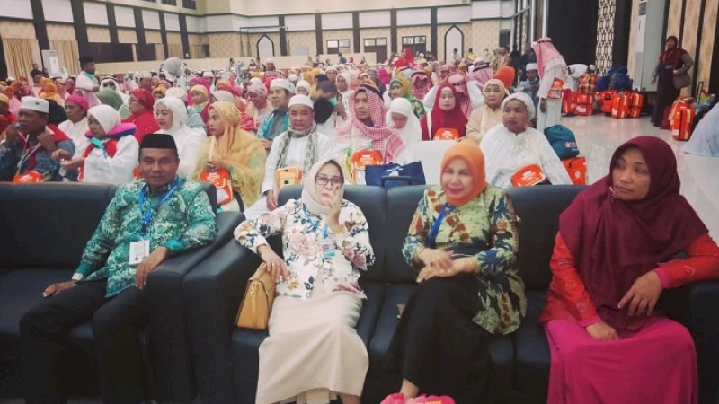 Jemaah haji Kloter 30 asal Kabupaten Jeneponto tiba di Asrama Haji Sudiang, Makassar.