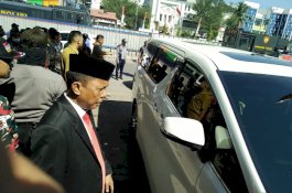 Anggota DPRD Makassar Jalan Kaki, Nurdin Halid dan Amin Syam Diantar Mobil hingga Lantai 2