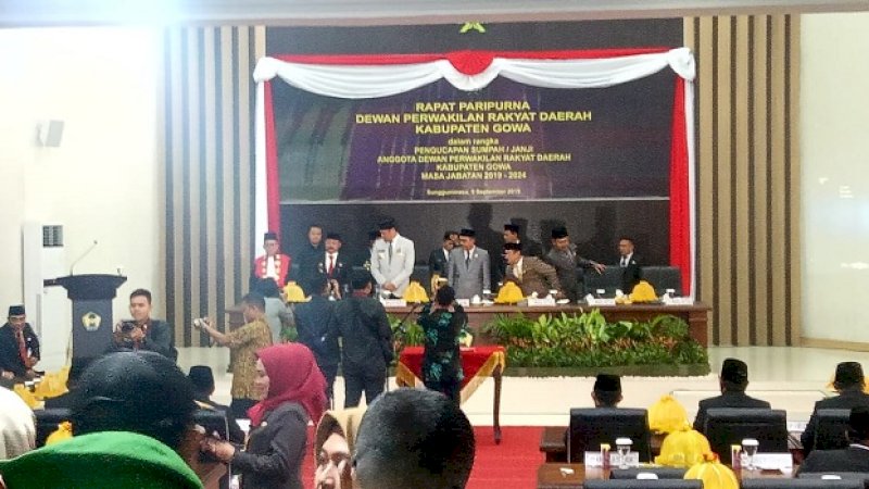 Bupati Gowa, Adnan Purichta Ichsan Yasin Limpo disambut teriakan anggota DPRD jelang pelantikan, Senin (9/9/2019).