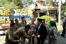 Hampir Bersamaan, Danny Pomanto dan Deng Ical Juga Jalan Kaki ke DPRD Makassar