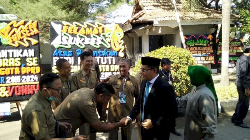 Danny Pomanto disambut para pegawai di kantor DPRD Makassar.