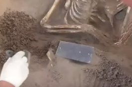 Gali Kerangka 3 Abad Sebelum Masehi, Arkeolog Temukan Benda Mirip 'Smartphone'