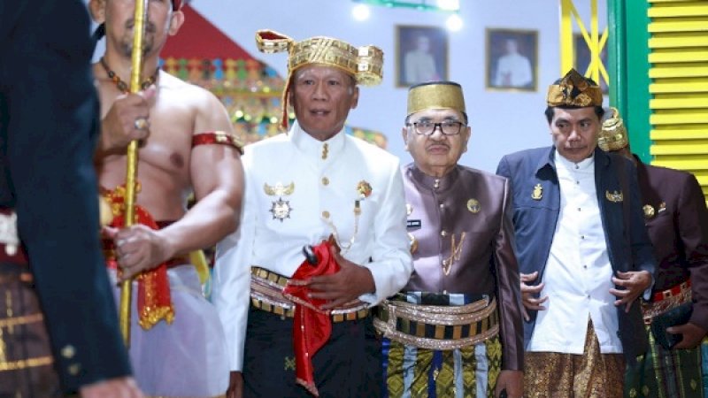 Datu Luwu Andi Maradang Mackulau Opu To Bau (ketiga dari kanan), bersama Wali Kota Palopo, HM Judas Amir (kedua dari kanan), pada gala dinner yang digelar di pelataran Istana Langkanae Luwu, Palopo.