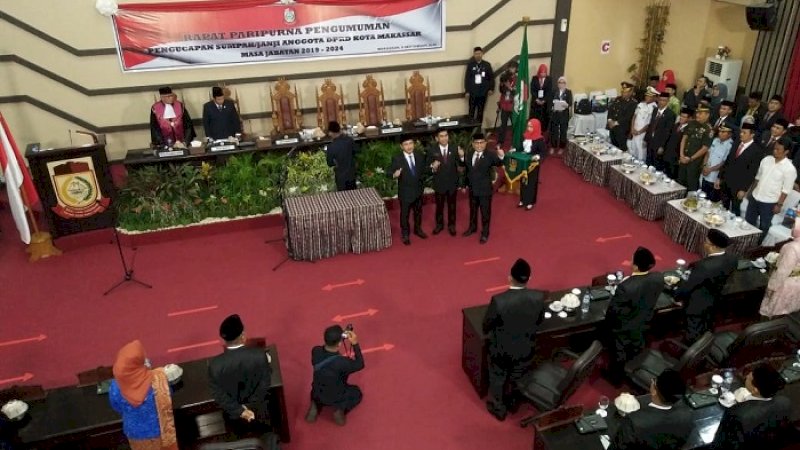 Rudianto Lallo berpose sebelum mengambil alih pimpinan DPRD Makassar.