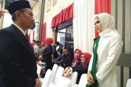 Suaminya Absen, Istri Rachmat Taqwa Meneteskan Air Mata di Ruang Paripurna DPRD Makassar