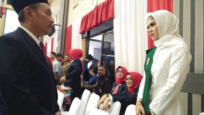 Nurhayam Marza (kanan) mewakili Rachmat Taqwa pada pelantikan anggota DPRD Makassar, Senin (9/9/2019).