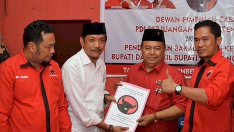 Rahman Assegaf (baju putih) saat mengambil formulir balon bupati Pangkep di PDIP Pangkep, Senin (9/9/2019).