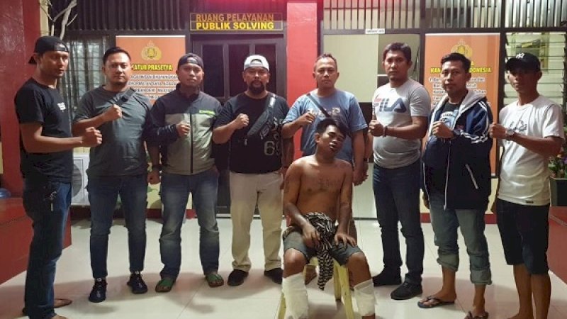 Jufri alias Karca, meringis kesakitan usai dirawat di RS Bhayangkara, setelah kedua betisnya tertembus peluru.