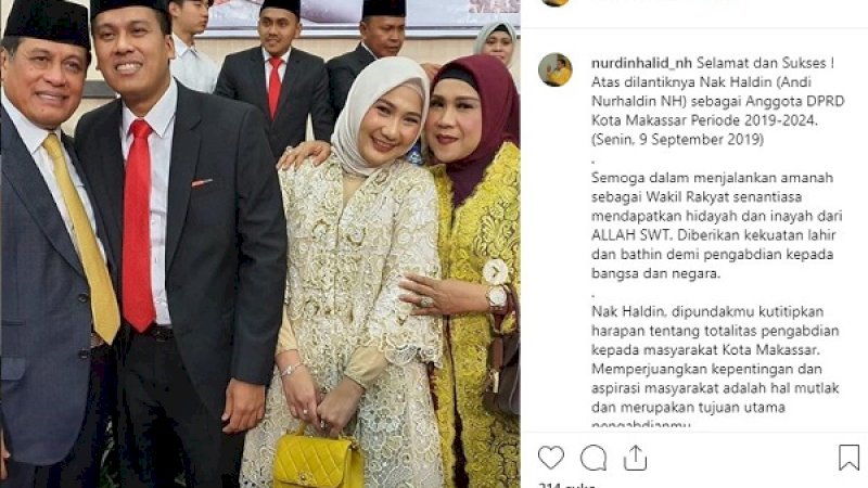 Nurdin Halid berfoto bersama putranya, Nurhaldin Halid, usai pelantikan anggota DPRD Kota Makassar, Senin, (9/9/2019).