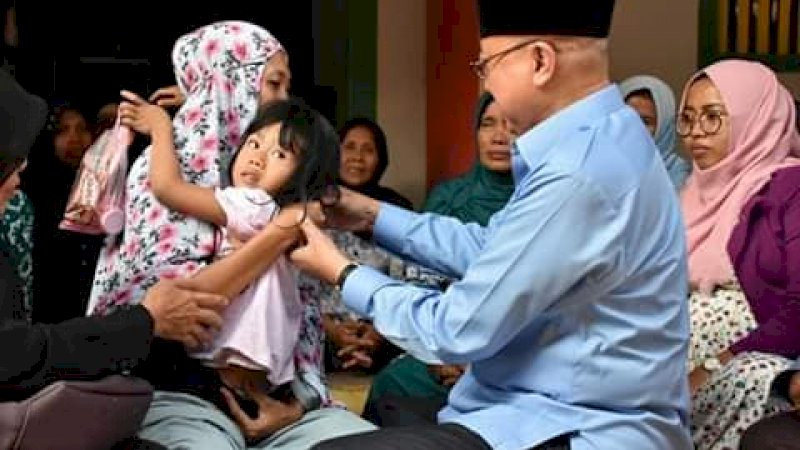 Bupati Bantul, Suharsono menghibur Tika Supranowo dan anaknya.