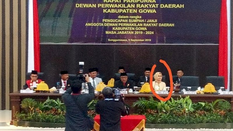 Andi Tenri Indah (lingkaran merah) tampak semringah duduk di kursi Wakil Ketua Sementara DPRD Gowa.