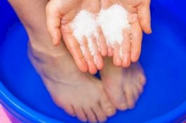 Rendam Kaki dengan Air Garam Bisa Hilangkan Lelah, Benarkah?