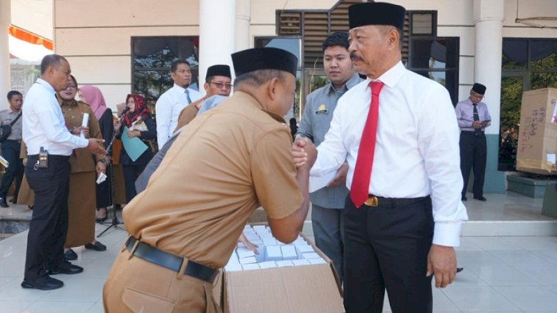 ASN di Gowa mendapat tumbler gratis, Senin (9/9/2019).
