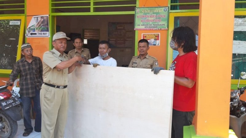 Badan Penanggulangan Bencana Daerah (BPBD) Kota Makassar menyalurkan bantuan kepada korban kebakaran di Pasar Karuwisi.