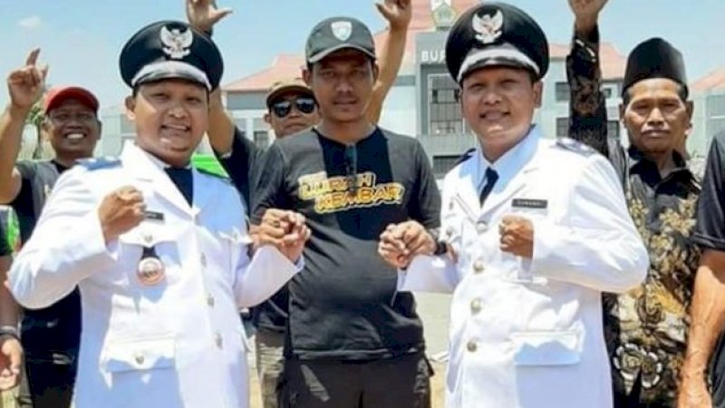 Si kembar, Suwandi dan Suwoto dilantik menjadi kepala desa di Gresik, Jawa Timur.