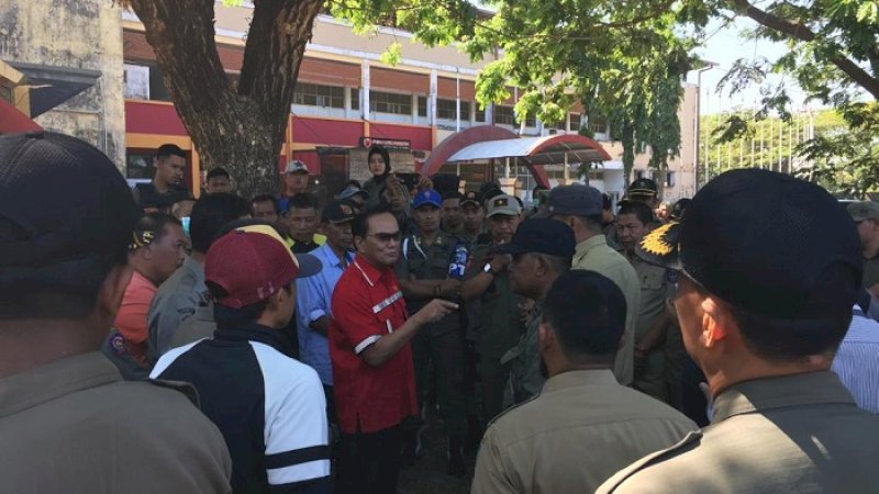 Pembina YOSS, Andi Ilhamsyah Mattalatta (baju merah) menghalangi Satpol PP memasang papan bicara di Stadion Andi Mattalatta, Selasa (10/9/2019).