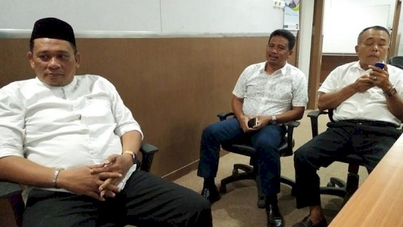 Zaenal Beta (kanan) bersama dua legislator lainnya yang baru dilantik kemarin, sudah berkantor di DPRD Kota Makassar. 