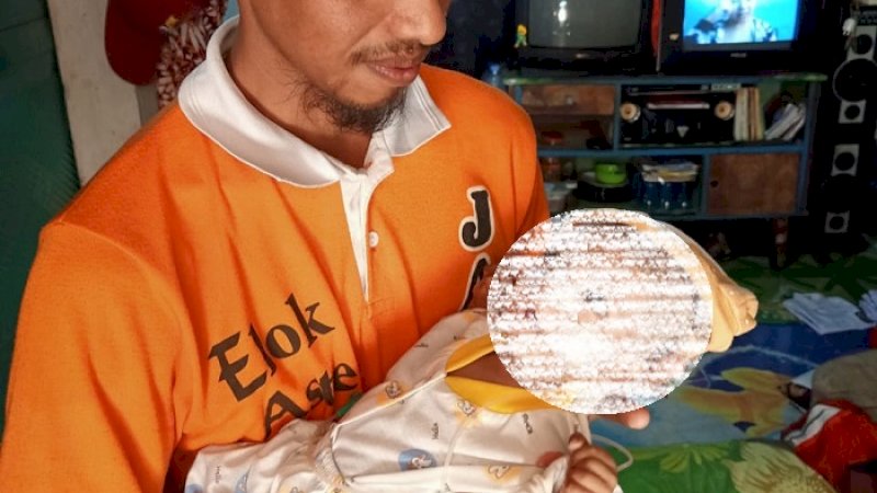 Arjuna dalam gendongan ayahnya.