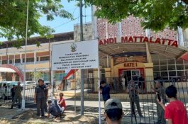 Meski Sempat Dihalangi, Pemprov Sulsel Akhirnya Pasang 2 Papan Bicara di Mattoanging