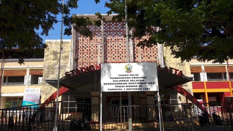 Papan bicara terpasang di kawasan Stadion Andi Mattalatta Mattoanging, Selasa (10/9/2019).