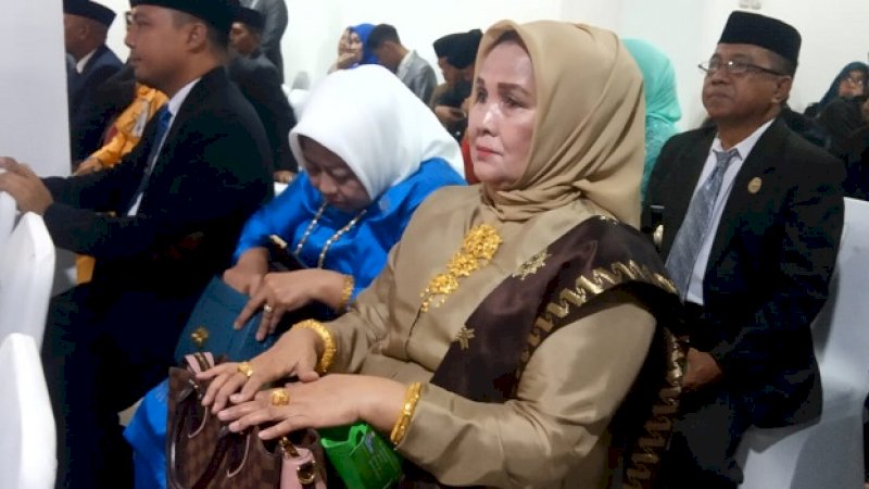 Siti Hajar menghadiri pelantikan dua anaknya di DPRD Gowa, Senin (9/9/2019).