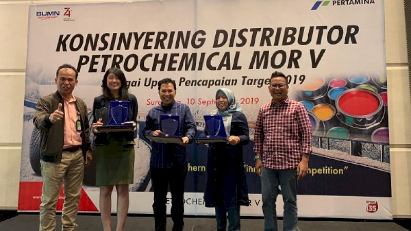 Manajemen Kalla Aspal saat penerimaan penghargaan Best Volume Aspal Curah Kapal Sulawesi, Maluku, dan Papua (Sulampua) serta Best Target Achievement Aspal Curah Kapal Kalimantan di Hotel TS Suites, Surabaya, Selasa (10/9/2019). (FOTO: KALLA ASPAL)