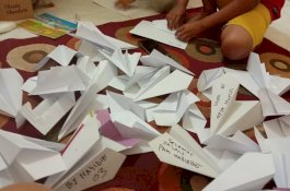 Bocah di Makassar Ungkapkan Duka Lewat Pesawat Kertas untuk Eyang Habibie