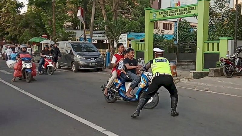 Aksi personel Satlantas Polres Gowa yang mengadang remaja berboncengan tiga tanpa helm, Rabu (11/9/2019).