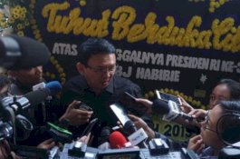Ahok Ikut Melayat ke Rumah Duka BJ Habibie