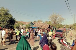 Warga Ci'nong Jeneponto Blokade Jalan Poros Jeneponto-Bantaeng