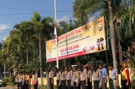 Polres Tator Kibarkan Bendera Setengah Tiang atas Wafatnya BJ Habibie