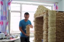 Calon Ayah ini Bangun Rumah Bermain dari 2.000 Mie Instan untuk Bayinya