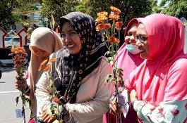 Jasa dan Kisah Cinta Habibie Jadi Inspirasi Polwan dan Pengendara di Gowa