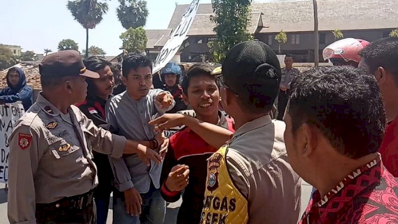 Puluhan orang yang tergabung dalam Gerakan Aktivis Mahasiswa (GAM) berunjuk rasa di kantor Perusahaan Daerah Holding Company Gowa Mandiri, Jalan Habibu Daeng Kulle, Kamis (12/9/2019).