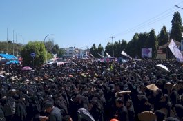 Ikut Berkabung, 22 Ribu Warga Ikut Karnaval Festival Pinisi Kenakan Pakaian Hitam-Hitam