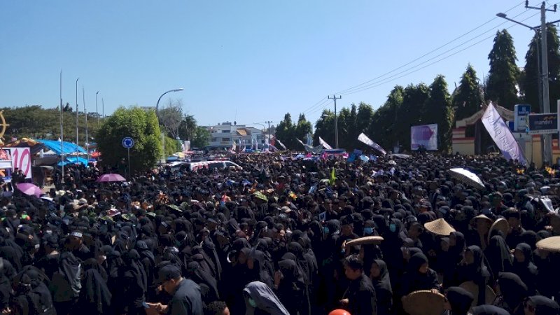 Peserta karnaval sebagai rangkaian Festival Pinisi 2019 larut dalam suasana berkabung. 
