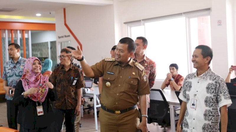 Manajemen PT Telkom mengajak penjabat Wali Kota Makassar, Iqbal Suhaeb mengunjungi Inkubator Start Up Makassar Digital Valley (MDV) Telkom di Jalan Andi Pangerang Petta Rani. 