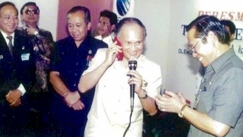 Momen saat BJ Habibie (tengah) mencoba sambungan telepon menggunakan GSM Telkomsel didampingi Direktur Utama Telkom Setyanto (paling kanan) dan Kepala Proyek Sistem Telekomunikasi Kendaraan Bergerak Telkom Garuda Sugardo (paling kiri) di Batam, 2 September 1994.