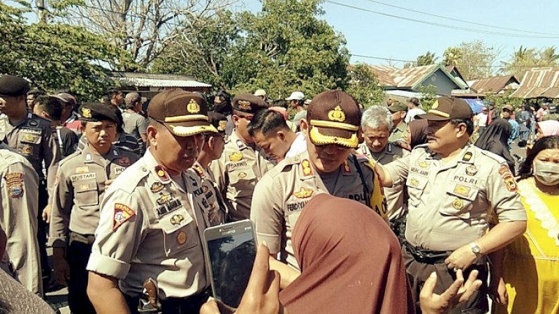 Polisi berhasil membujuk warga untuk membuka blokade jalan poros Jeneponto-Bantaeng. 