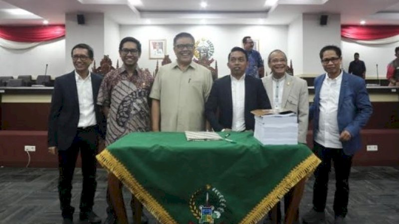 Foto bersama pimpinan DPRD Sulsel dan pimpinan Pansus Hak Angket Gubernur Sulsel.