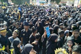 Detik-detik Pria Keluarkan Badik di Tengah Peserta Karnaval Pinisi Bulukumba