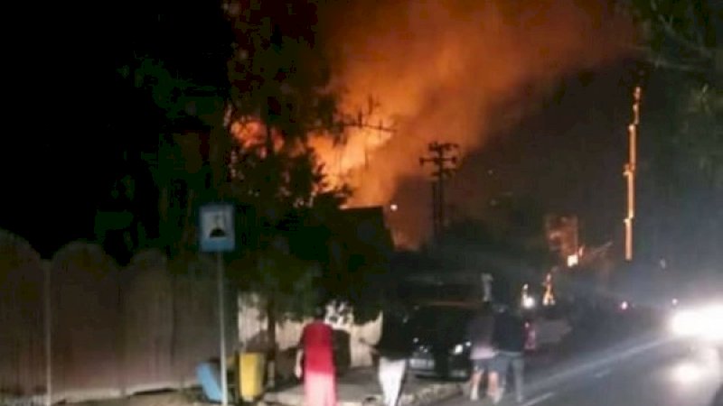 Kebakaran menghanguskan tujuh rumah warga di Desa Patila, jalan poros Sengkang-Bone, Kecamatan Pammana, Kabupaten Wajo, Sulawesi Selatan, Kamis malam (12/9/2019). 