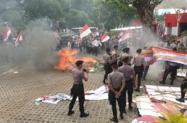 Demo Ricuh di KPK, Massa Lempari Polisi dengan Batu
