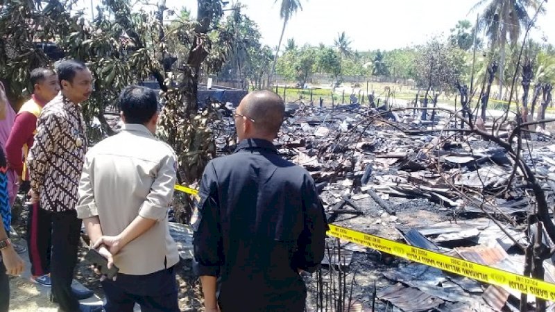 Wakil Bupati Wajo, Amran, menyambangi korban kebakaran di Desa Patila, Kecamatan Pammana, Kamis malam (12/9/2019) 